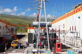 甘孜供電公司員工在檢修會診甘孜220千伏變電站主變設(shè)備