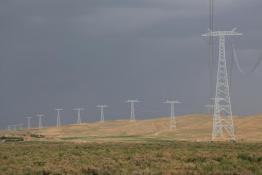 哈密-鄭州±800千伏直流工程寧夏段附件安裝工作開始