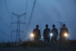 光明的守護(hù)者--電力巡線工老甘