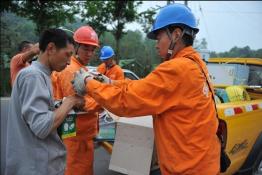 爭分奪秒為受災(zāi)群眾 送去光明點(diǎn)亮希望