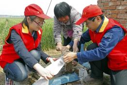 學(xué)雷鋒 抗旱澆麥進(jìn)田間