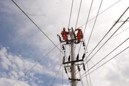 積極開展電網(wǎng)搶險自救確保居民用電
