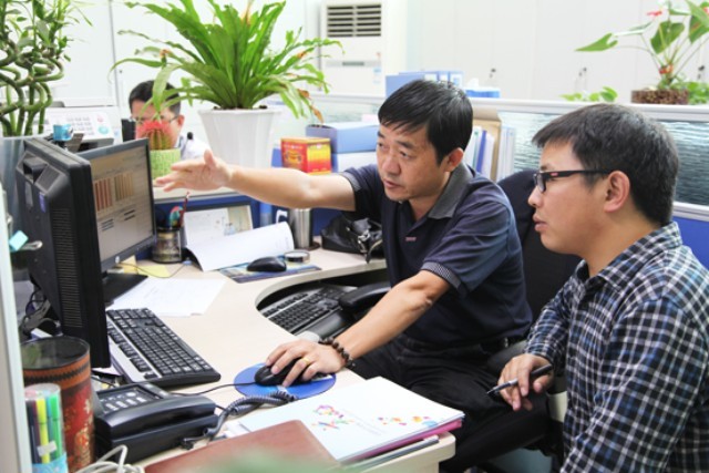  大理局工作人員為記者演示營配信息集成平臺(tái)