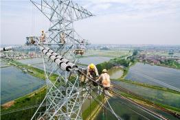 特高壓配套500千伏送出工程T41號塔位平衡掛線作業(yè)