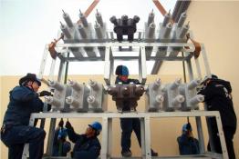 國(guó)網(wǎng)濟(jì)源供電公司改造設(shè)備，精益運(yùn)維