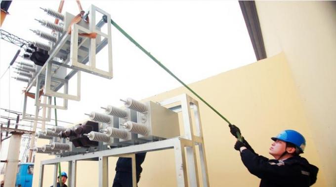 國網(wǎng)濟源供電公司改造設備，精益運維