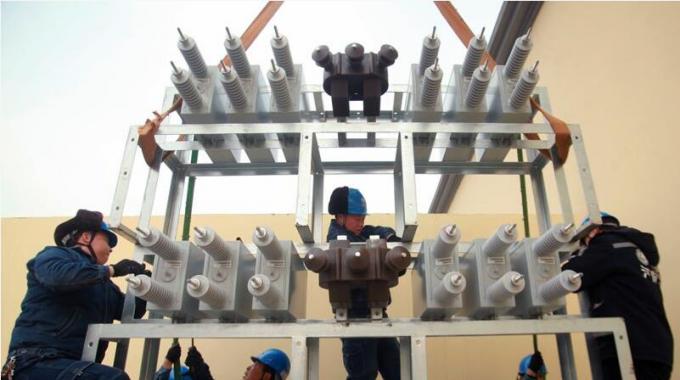 國網(wǎng)濟源供電公司改造設備，精益運維