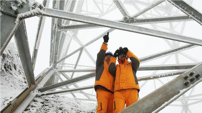 春節(jié)堅(jiān)守崗位 “銀色蜘蛛俠”成功挑戰(zhàn)世界最高等級(jí)帶電作業(yè)