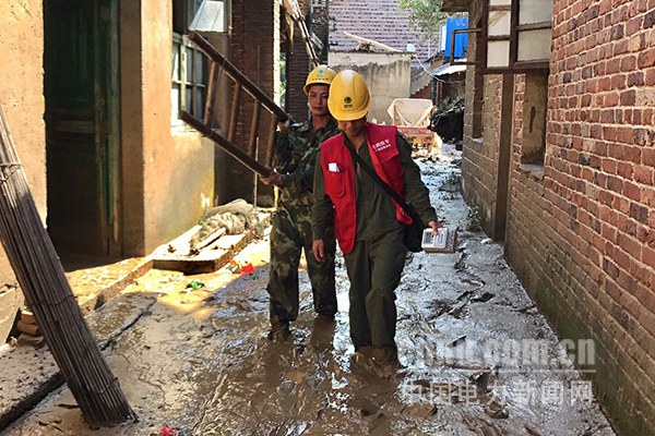 奮力搶修在祁陽