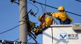 圖為帶電檢修人員冒高溫在10kV城南118線路34#桿帶電更換隔離刀閘。