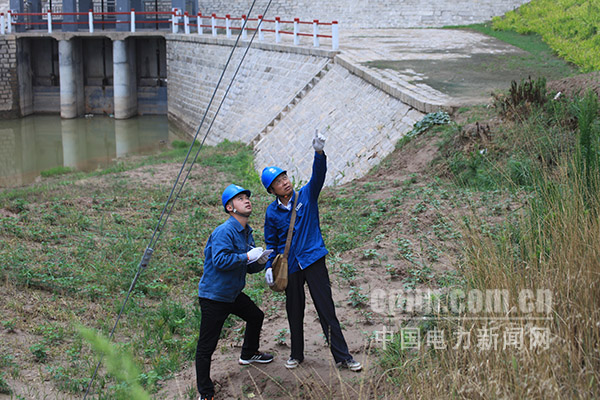 圖為員工在陳垓引黃閘巡視10千伏陳垓閘線