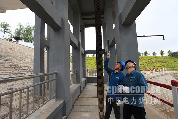 圖為員工在陳垓引黃閘巡視10千伏陳垓閘線