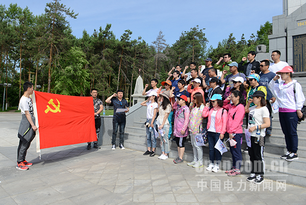 圖為牡二電廠離退休老職工重溫入黨誓詞