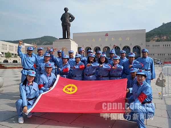 圖為延安參觀學(xué)習(xí)合影