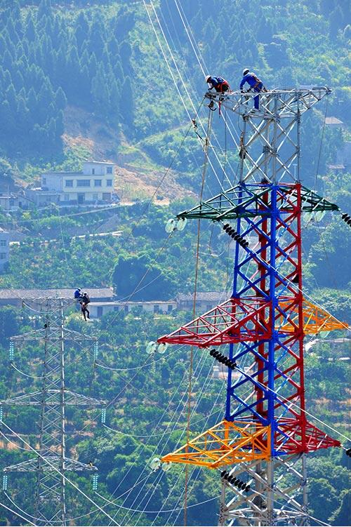 恩施供電:鏖戰(zhàn)三伏建電網