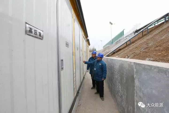 漲知識！高速公路上汽車怎么邊跑邊？