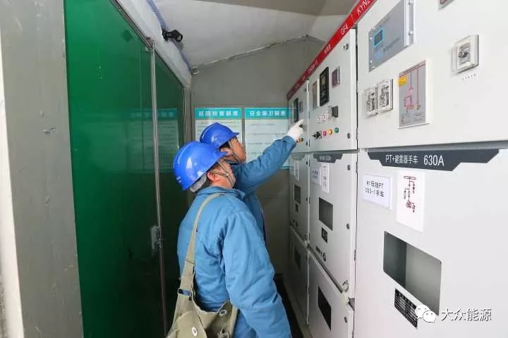 漲知識！高速公路上汽車怎么邊跑邊？