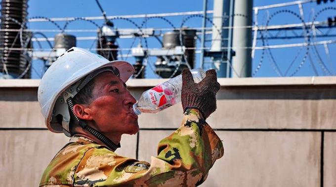 恩施供電：鏖戰(zhàn)三伏建電網