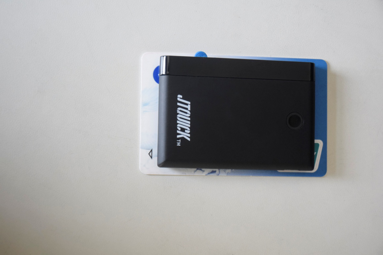 主打石墨烯特色的JTQUICK 重新定義輕薄移動(dòng)電源