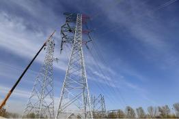 山西晉北--江蘇南京±800千伏特高壓直流輸電線路工程（冀1標(biāo)段）組塔施工有序進(jìn)行