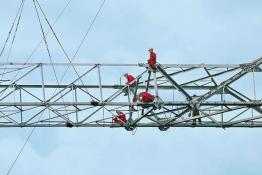 酒泉—湖南±800千伏特高壓直流輸電工程湖北段鄂Ⅱ標(biāo)段5687號(hào)鐵塔正式開始組立施工