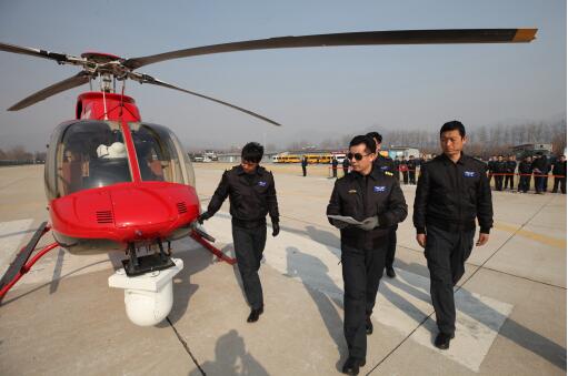 圖為機組人員航前繞機檢查。魏司法 攝