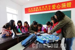 興化供電：“社會(huì)媽媽”捐贈(zèng)獻(xiàn)愛(ài)心