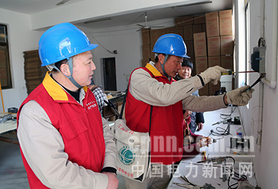 東臺(tái)供電:“春檢”助扶貧企業(yè)