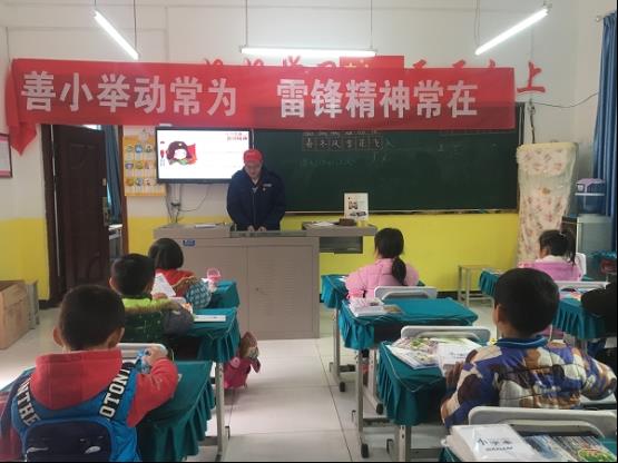 旬陽供電點亮小桔燈傳承雷鋒愛