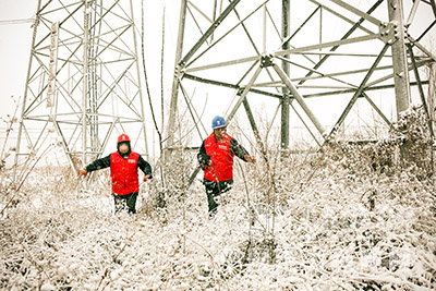 臨泉供電:踏雪巡線保供電