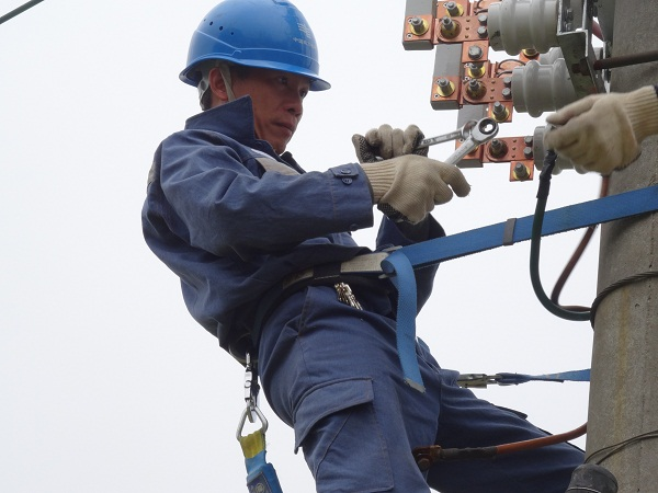 恩平供電局筑屏障維護春節(jié)用電