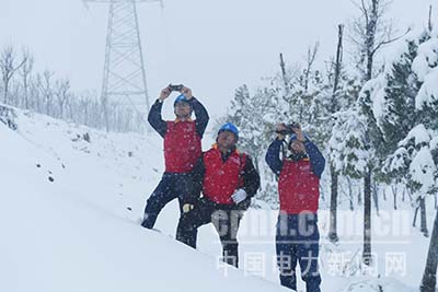 滁州供電:冒雪搶修線路