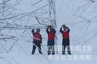 滁州供電:冒雪搶修線路