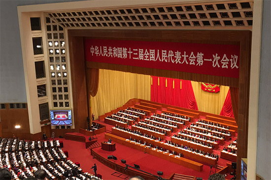  兩會(huì)代表議新能源汽車增長(zhǎng)的“絆腳石”  推動(dòng)新能源汽車產(chǎn)業(yè)發(fā)展