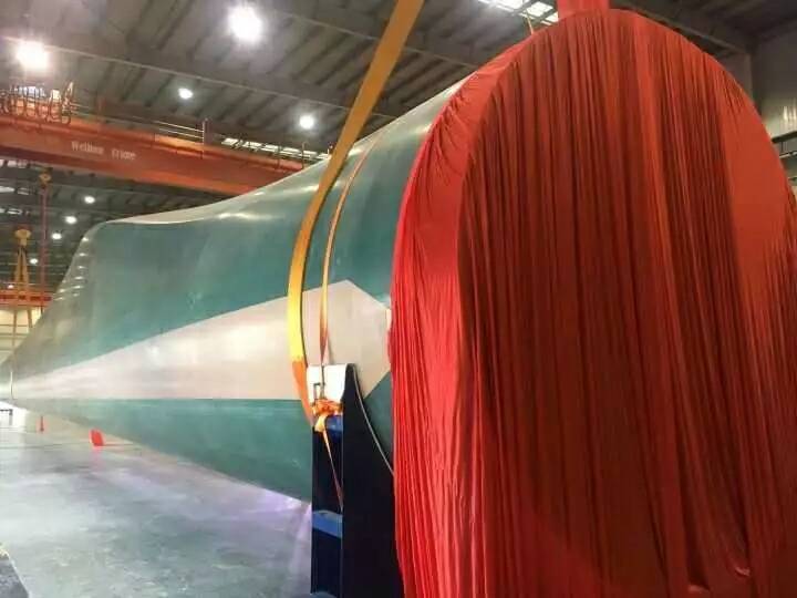 擁有自主知識(shí)產(chǎn)權(quán) 兼容兩種風(fēng)機(jī) 國內(nèi)最長風(fēng)電葉片在如東下線