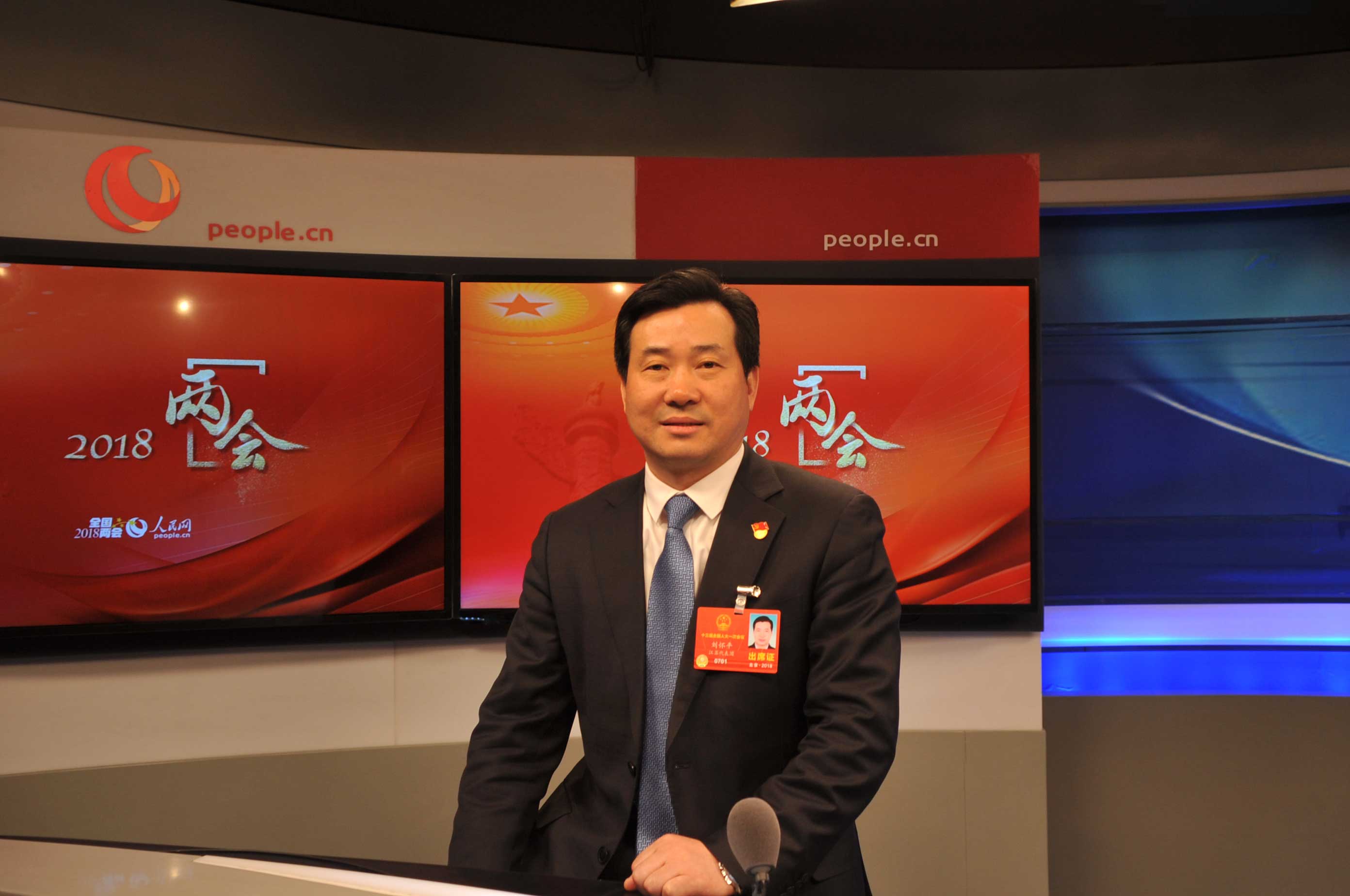 人民網(wǎng)北京3月16日電 （施麟）全國(guó)人大代表、安徽科達(dá)潔能總裁劉懷平全國(guó)兩會(huì)期間在人民網(wǎng)訪談時(shí)表示，環(huán)保產(chǎn)業(yè)發(fā)展的價(jià)格、財(cái)稅、金融政策機(jī)制還不完善，市場(chǎng)化秩序也不規(guī)范，這些情況制約了環(huán)保產(chǎn)業(yè)的發(fā)展。 劉懷平表示, 環(huán)保產(chǎn)業(yè)是一個(gè)新興產(chǎn)業(yè)，在行業(yè)的發(fā)展過程中，首先遇到的問題就是不規(guī)范競(jìng)標(biāo)嚴(yán)重。行業(yè)中存在著一些低價(jià)中標(biāo)、虛假投標(biāo)、中標(biāo)后違約等等一系列的問題。 劉懷平呼吁國(guó)家有關(guān)部門應(yīng)該進(jìn)一步規(guī)范這些市場(chǎng)的秩序，對(duì)那些不守規(guī)、不守法的企業(yè)給予重拳出擊，把它們列入到黑名單，讓它們?cè)谑袌?chǎng)中沒有立足之地。給那些真正注重技術(shù)創(chuàng)新，注重產(chǎn)品質(zhì)量，真正能為節(jié)能減排做出貢獻(xiàn)，提供可靠方案的企業(yè)，提供良好的生存空間。 劉懷平表示，民營(yíng)環(huán)保企業(yè)面臨融資成本高的問題。銀行系統(tǒng)貸款利率高、周期短，難以滿足環(huán)保行業(yè)收益低、周期長(zhǎng)的融資需求。此外，環(huán)保企業(yè)形成資產(chǎn)的形態(tài)基本為劃撥土地、無房產(chǎn)證的泵房、設(shè)備間、設(shè)備、管網(wǎng)資產(chǎn)等附著物，也難以滿足金融機(jī)構(gòu)要求的抵押條件。 劉懷平希望國(guó)家在綠色金融、綠色債券的發(fā)行上，以及傳統(tǒng)金融產(chǎn)品的創(chuàng)新上，能夠差異化的、精準(zhǔn)扶持新興環(huán)保產(chǎn)業(yè)，進(jìn)一步推動(dòng)產(chǎn)業(yè)的健康快速發(fā)展。