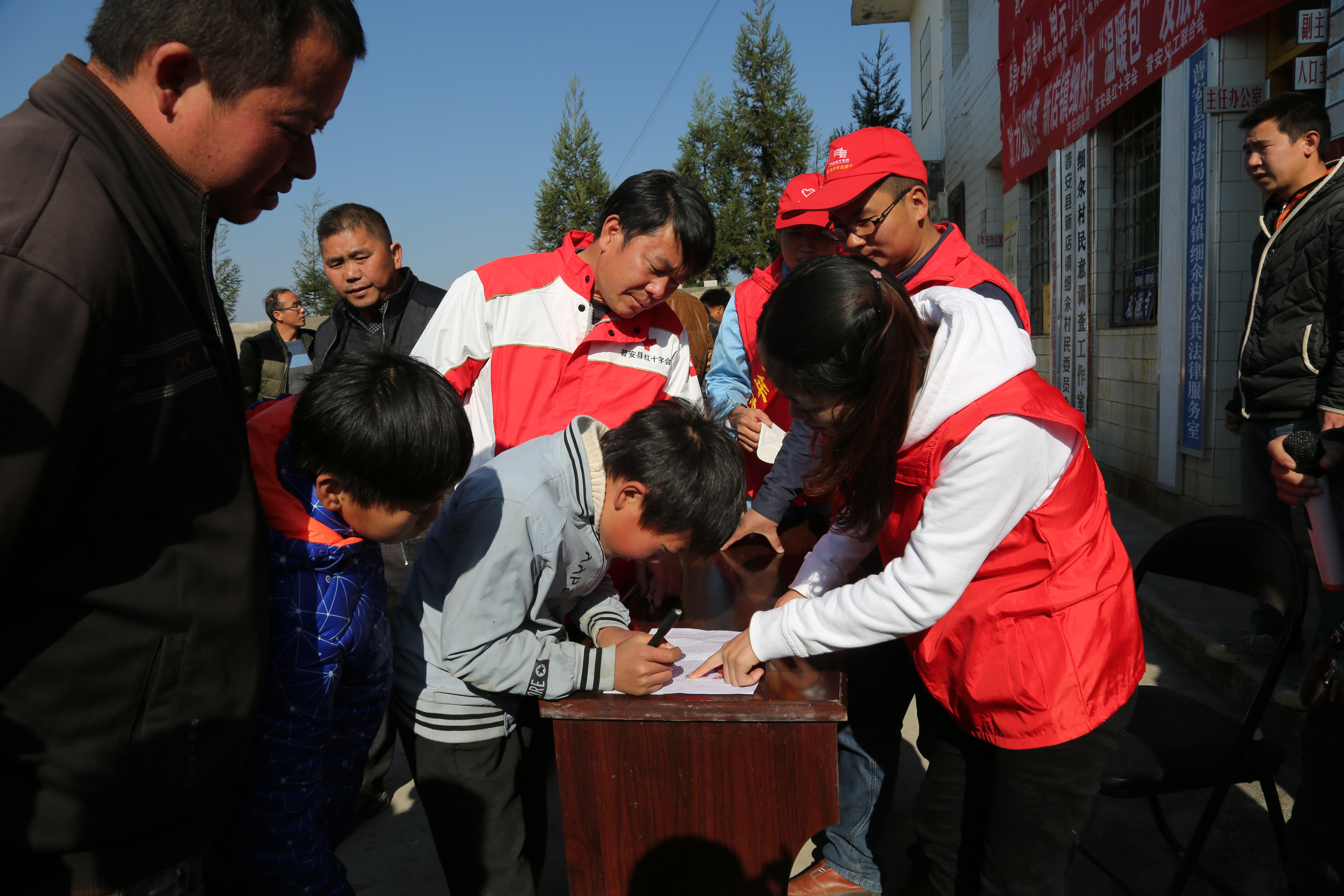 普安供電局到幫扶村寨捐贈(zèng)溫暖包