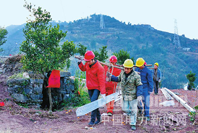 巴東供電:頂寒風(fēng)立鐵塔