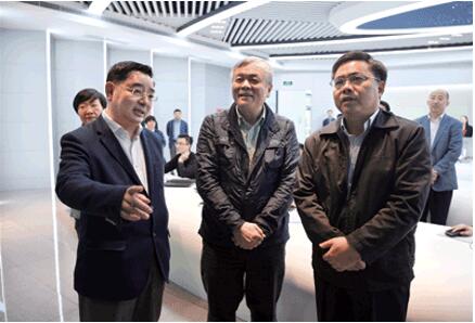 上海市人大常委會副主任肖貴玉參觀上海電氣風電數(shù)據(jù)中心