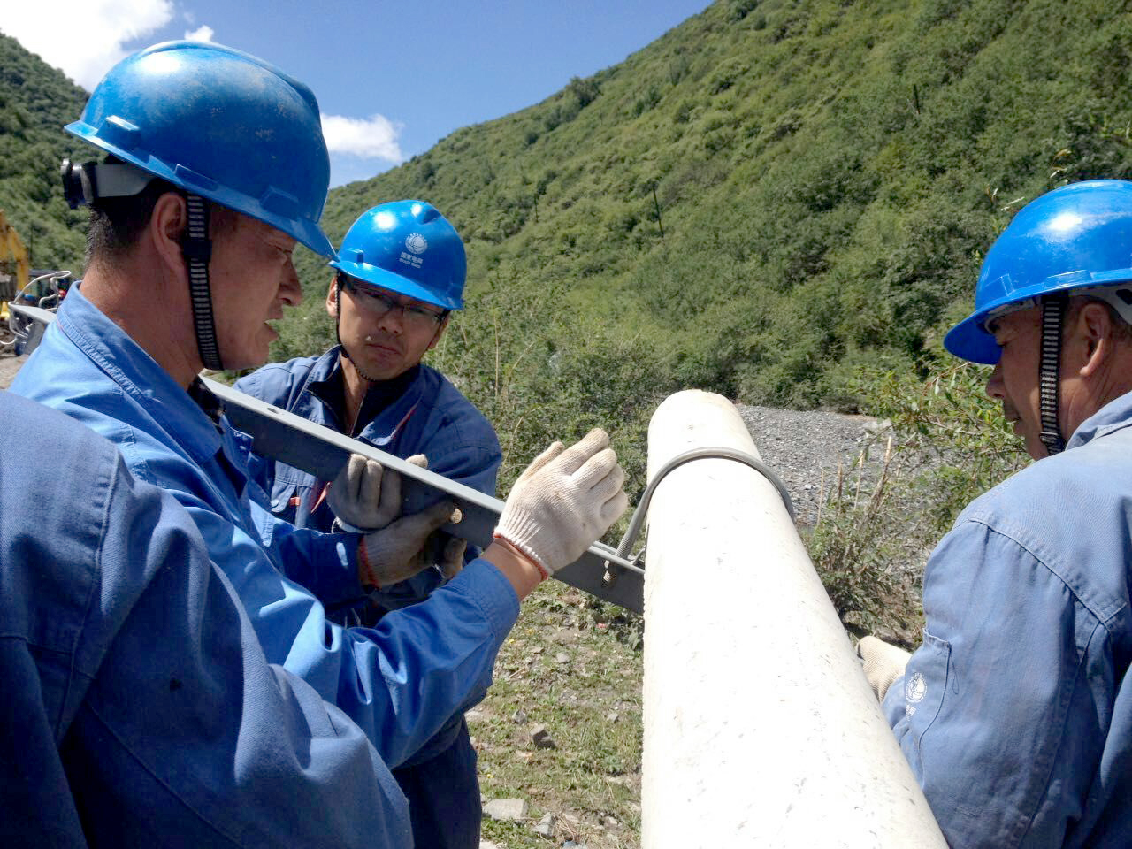 青海電力緊急搶修尕楞鄉(xiāng)受損電力設(shè)施