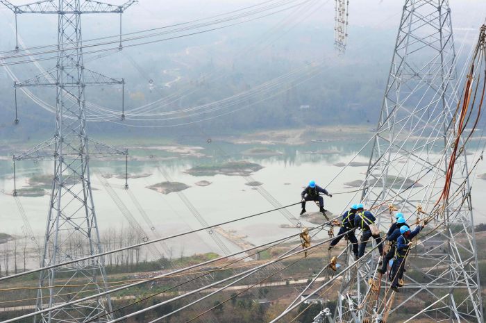 準(zhǔn)東至皖南±1100千伏特高壓線路皖3標(biāo)段在安徽蕪湖市南陵縣跨越淮南至上海1000千伏特高壓線路施工，這是世界交直流最高電壓等級(jí)線路的一次交匯。（鄭賢列攝）