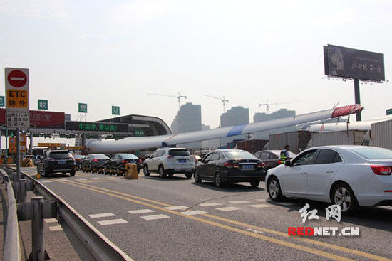 近50米長風(fēng)力發(fā)電機(jī)扇葉被卡收費(fèi)站 交警路政緊急救援(圖)