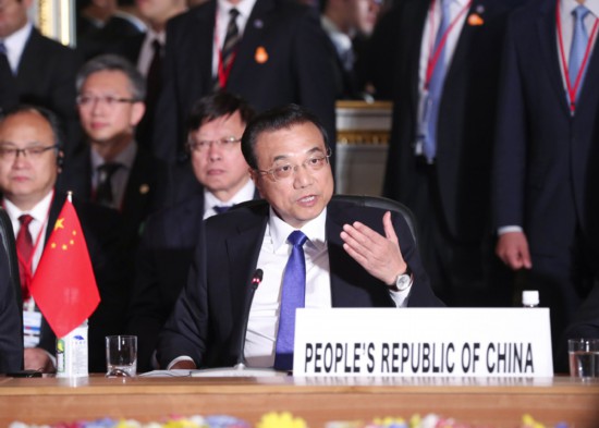 當(dāng)?shù)貢r間5月9日上午，李克強總理在出席中日韓領(lǐng)導(dǎo)人會議時表示，亞洲國家數(shù)量眾多，發(fā)展水平差異較大。中日韓發(fā)展走在亞洲前列，應(yīng)集聚三方優(yōu)勢，通過“中日韓+X”模式，在產(chǎn)能合作、減貧、災(zāi)害管理、節(jié)能環(huán)保等領(lǐng)域?qū)嵤┞?lián)合項目，發(fā)揮三方在裝備、技術(shù)、資金、工程建設(shè)等方面的各自優(yōu)勢，共同開拓第四方甚至多方市場，帶動和促進(jìn)本地區(qū)國家實現(xiàn)更好更快發(fā)展。