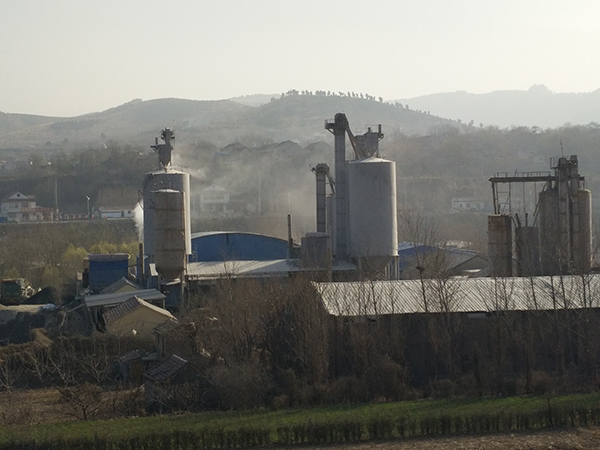 山東青州環(huán)保局回應(yīng)“工廠占河道直排廢氣”：是灘涂，未超排