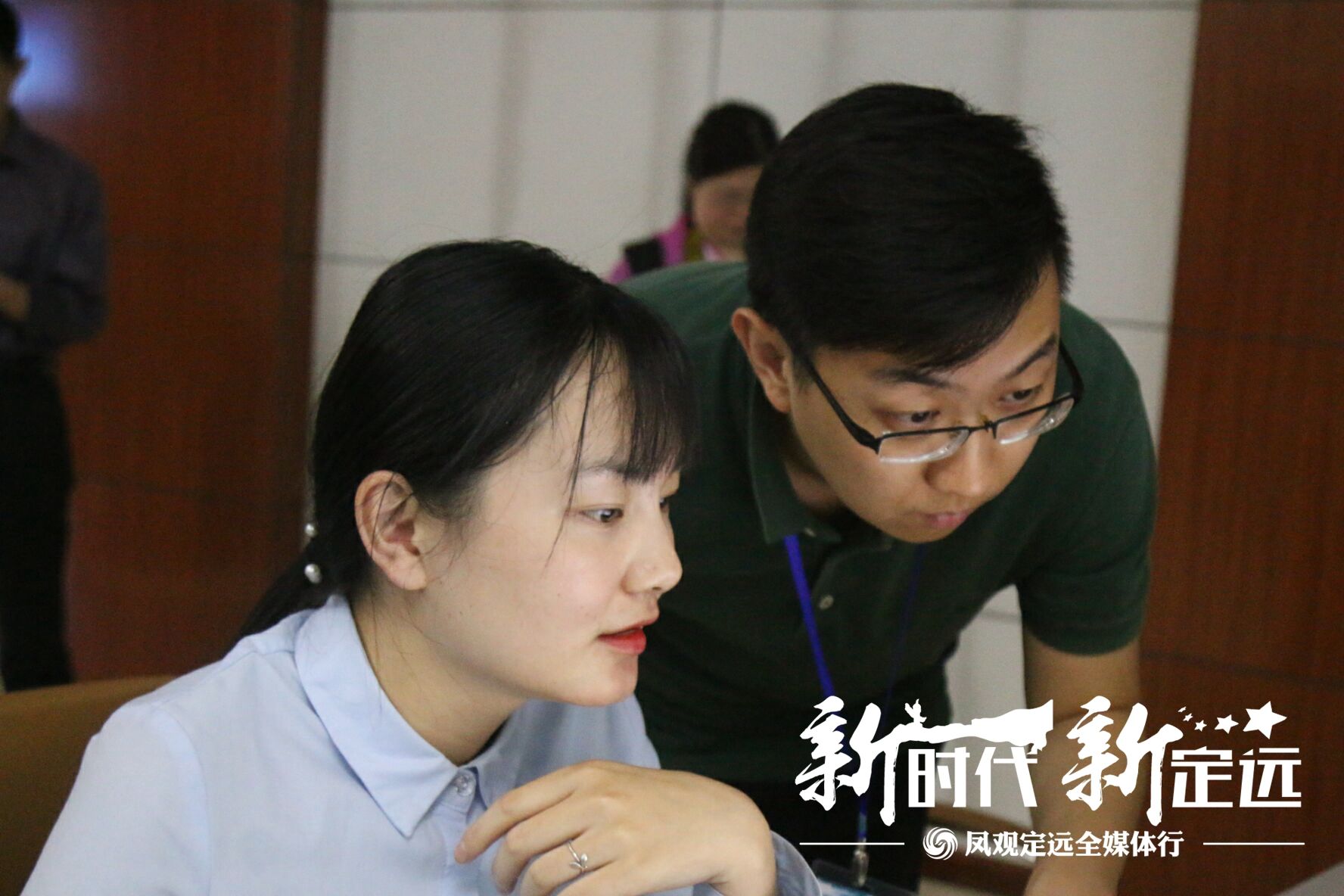 鳳觀定遠(yuǎn)全媒體行走進(jìn)電商產(chǎn)業(yè)園展示館 探新型智慧城市建設(shè)