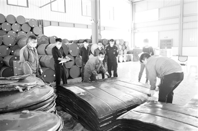 臨安環(huán)保、公安一舉查獲山坳中70余噸危廢，刑拘4人