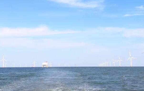 三峽新能源響水海上風(fēng)電場(chǎng)風(fēng)機(jī)吊裝如火如荼