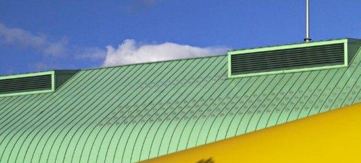 屋頂?shù)娜嗽觳萜憾际秋L(fēng)力發(fā)電機