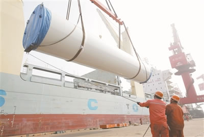 15套風電設(shè)備從連云港港裝船出口墨西哥