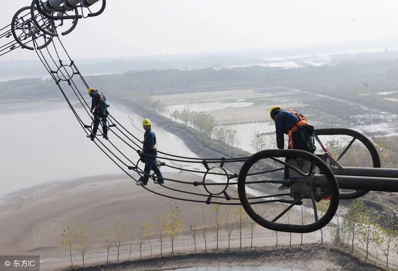 中國(guó)特高壓電網(wǎng)工人100多米高空作業(yè)令人驚心動(dòng)魄【圖說(shuō)】